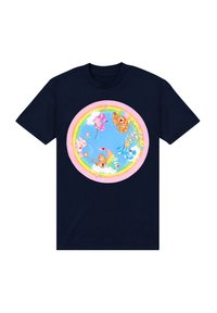 Camiseta de algodón de color azul marino con un gráfico circular y colorido de animales de dibujos animados y flores contra un cielo azul con nubes y arcoíris.