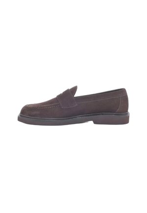 Mocassino da uomo in camoscio marrone scuro con tacco basso, classico cinturino penny sulla parte superiore e dettagli cuciti sulla parte anteriore e laterale.