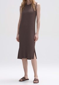 Vestido sin mangas de canalé en marrón con slits laterales, confeccionado en tejido suave. El diseño presenta un escote alto y una silueta hasta la rodilla.