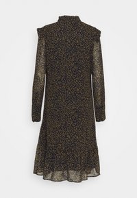 Abito lungo nero con stampa leopardata in oro, con spallina arricciata e orlo a strati. Realizzato in un tessuto leggero e trasparente.