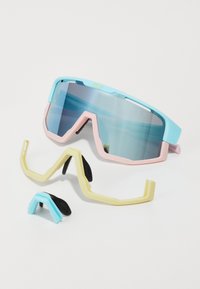 Bunte Sportsonnenbrille mit einem blauen und rosa Gestell und einem spiegelnden Glas, ergänzt durch austauschbare gelbe und schwarze Nasen- sowie Bügelstücke.