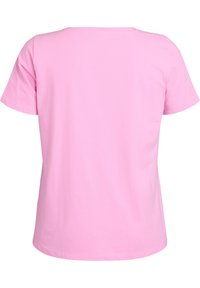Camiseta de manga corta rosa con cuello redondo y una textura de algodón suave. Diseño sencillo sin patrones ni acentos visibles.