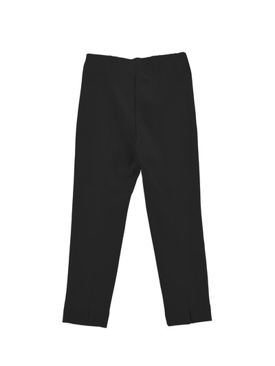 Pantalones negros a medida con una textura de tela suave, diseño de pierna recta y pliegues frontales sutiles. Cuenta con una costura trasera y sin bolsillos visibles.