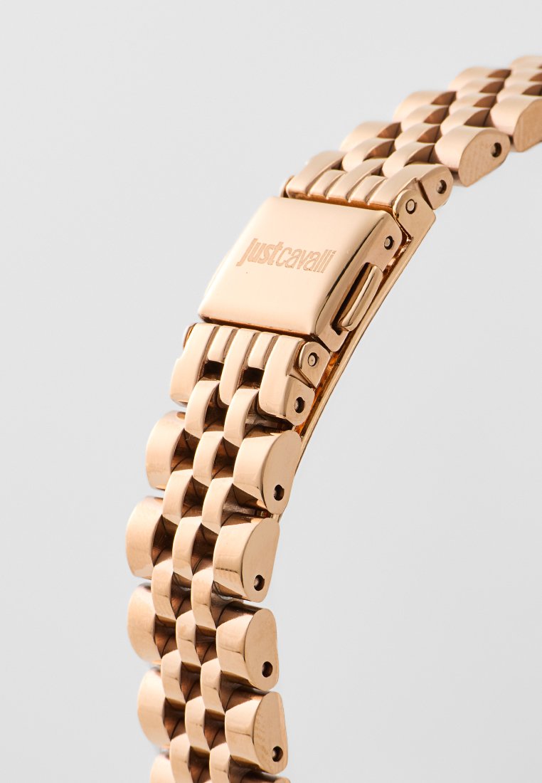 Bracelet de montre en métal rose doré avec un design à maillons et une finition polie. Le fermoir est gravé "justcavalli."