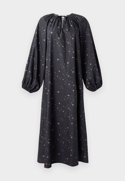 Rochie lungă neagră cu un guler plisat, mâneci tip balon și un model de stele în nuanțe de portocaliu și albastru. Fabricată dintr-un material ușor.