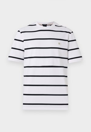 T-shirt blanc à manches courtes avec des rayures noires horizontales et un petit logo rond sur le côté gauche de la poitrine, sur un fond uni.