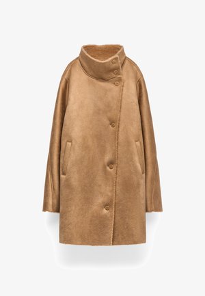 Kamelfarbener Wildledermantel mit hohem Knopfkragen, fünf vorderen Knöpfen, langen Ärmeln und zwei seitlichen Taschen.