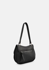 Sac à bandoulière en cuir noir avec une poche avant zippée, un rabat supérieur plat, une sangle réglable et une texture subtile. Design compact et fonctionnel.