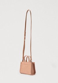 Kis rózsaszín kézitáska texturált anyagból, levehető vállpánttal és két felső fogantyúval a sokoldalú hordozás érdekében.