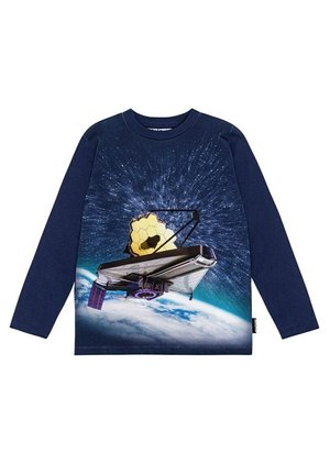 Langärmliges navyblaues Shirt mit einem Weltraumteleskop, das mit einem großen goldenen Spiegel über der Erde und einem sternenübersäten Hintergrund schwebt.