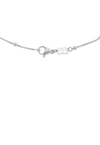 Collana in argento con chiusura a moschettone, caratterizzata da perle tonde e un ciondolo a forma di farfalla intagliato, con una finitura liscia e lucida.