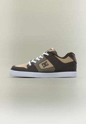 Lavtop sneaker i beige og mørkebrun med hvide snørebånd, hvid sål og DC-logo på sidepanelet og tungen.
