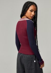 iets frans... Pulover - burgundy