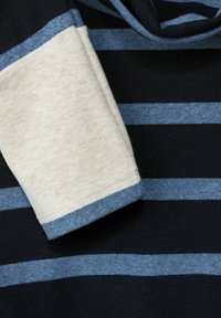 Kurzarmstrickoberteil mit horizontalen Streifen in Marineblau und Hellblau sowie einem Cremeton-Akzent am Ärmel. Weicher Stoff, lässiges Design.