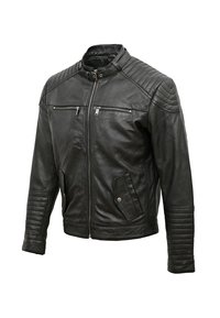 Giacca in pelle nera con dettagli a coste sulle spalle e sulle maniche, chiusura frontale con zip, due tasche sul petto con zip e una tasca laterale inferiore.