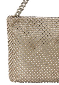 Metalisk mesh taske med en kædestrop, prydet med hexagonale udskæringer og reflekterende firkantede detaljer på en guldfarvet baggrund.