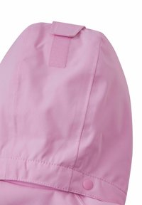 Capuche imperméable rose avec une finition texturée, dotée d'un rabat et d'une fermeture par bouton-pression au niveau du cou. Détails de coutures visibles le long des bords.