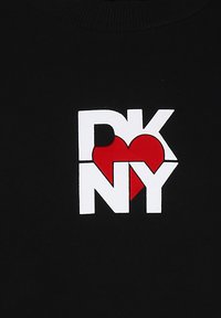 Sudadera negra con un gráfico de corazón rojo, con "DK" y "NY" en letras blancas en negrita. Textura de tela suave, cuello acanalado.