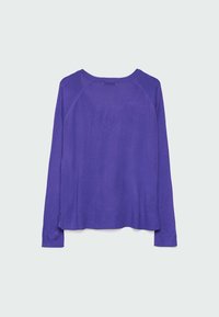 Pull violet à manches longues avec un col rond, vu de dos sur un fond uni gris clair.