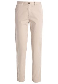Herrens beiga smalpassade chinos med bältesloopar, knappstängning och framfickor, visade mot en vit bakgrund.
