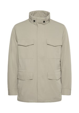 Chaqueta beige con cuello alto, botones a presión y cuatro bolsillos delanteros. Hecha de tela suave, cuenta con un corte recto y detalles cosidos.