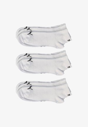 Weiße Baumwollsocken mit geripptem Bündchen, die schwarze Logo-Akzente und ein niedriges Design aufweisen, präsentiert in einem Stapel von drei Paaren.