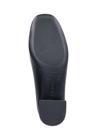 Suela de un zapato de vestir negro con área de agarre texturizada y tacón bajo, mostrando el nombre de la marca "Rieker" grabado cerca del arco.