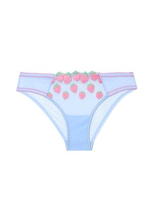 Biancheria intima stile bikini in tulle azzurro chiaro con fragole rosa ricamate sul davanti e rifiniture rosa smerlate.