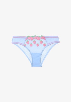 Biancheria intima stile bikini in tulle azzurro chiaro con fragole rosa ricamate sul davanti e rifiniture rosa smerlate.