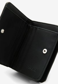 Schwarze Leder-Geldbörse mit mehreren Kartenfächern, einem Druckknopfverschluss und geprägtem Branding im Inneren für zusätzliche Details.