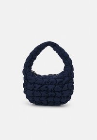 Tumši zilas krāsas auduma soma ar teksturētu, šūtu dizainu un izliektu rokturi. Augšpusē ir rāvējslēdzēja aizdare ar mīkstām, noapaļotām malām.