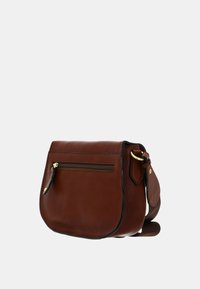 Borsa a tracolla in pelle marrone con forma arrotondata, hardware dorato e tasca con zip anteriore. Presenta una tracolla robusta e una texture liscia.