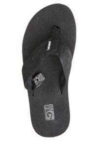 Μαύρο σαγιονάρι Teva με υφή στο πέλμα, υφασμάτινους ιμάντες, ετικέτα μάρκας και ετικέτες με οδηγίες φροντίδας ορατές.