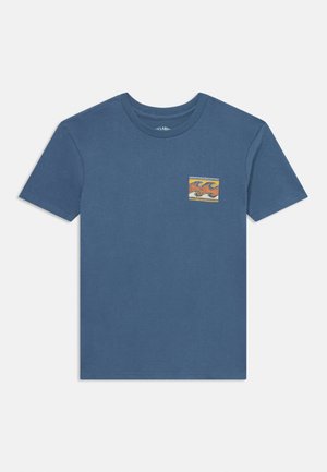 T-shirt in cotone blu con maniche corte. Presenta un design con tasca quadrata e un motivo a onde multicolori. Stile semplice con collo a giro.