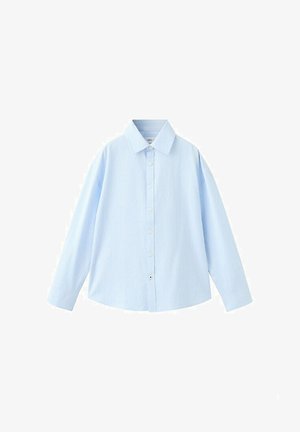 Hellblaues, langärmeliges Hemd mit Knöpfen, feinen vertikalen Streifen und spitzem Kragen, flach auf weißem Hintergrund liegend dargestellt.