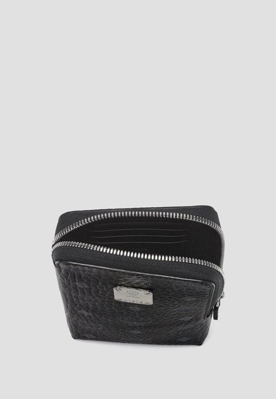 Zwarte leren portemonnee met textuur en zilveren rits, plat opengevouwen, met meerdere kaartsleuven binnenin tegen een effen lichte achtergrond.