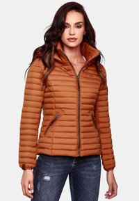 Ruda pūkinė striukė su aukštu apykaklės kraštu, užtrauktuku priekyje ir dviem šoninėmis kišenėmis. Susiūtas dizainas su glotniu paviršiumi.