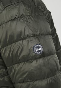 Jack & Jones JJEHERO PUFFER COLLAR - Chaqueta de entretiempo - olive