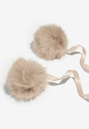 Pom-pom-uri din blană sintetică, de culoare bej deschis, cu o textură moale și pufoasă, atașate de o panglică satinat pentru a fi folosite ca element de prindere sau decorativ.