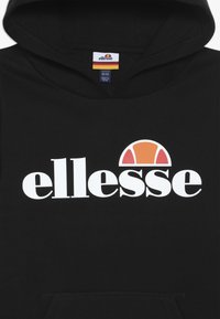 Zwarte hoodie met witte "ellesse" logo en oranje grafisch ontwerp. Heeft een kangoeroezak en een zachte textuur. Etiket geeft maat 10/11 aan.