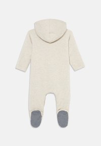 Lys grå heldrakt med hette, med lange ermer og stripete marineblå fotdetaljer. Myk stoff i et minimalt design.