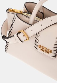 Guess LIBERA NÄHTE IN RELIEFOPTIK - Borsa a mano - creme