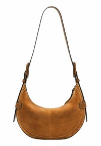 Sac à épaule en suede brun avec une forme incurvée, une sangle réglable et des bordures noires contrastantes. Doté d'un design minimaliste et d'accents de coutures subtils.