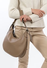 Beeži nahast hobo-kott sileda viimistlusega, millel on kaardus kuju, kontrastsed õmblused ja eemaldatav õlarihm.