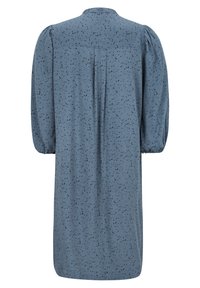 Abito blu con una trama morbida, caratterizzato da un motivo a macchie nere sparse, maniche a palloncino e un collo abbottonato sul retro.