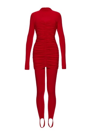 Raudona aptempianti suknelė ilgomis rankovėmis, su raukiniais priekyje. Pagaminta iš lygaus, tampraus audinio; be kojų uždengimo.