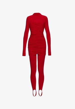 Punane vormiv kleit, millel on pikad varrukad ja esiküljel voltimine. Valmistatud siledast, venivast kangast; sisaldab jalanõudeta säärte disaini.