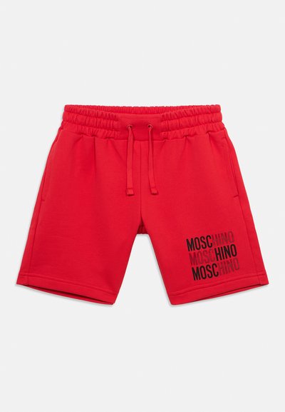 Κόκκινα σορτς με ελαστική μέση και κορδόνι, δύο πλαϊνές τσέπες και το λογότυπο MOSCHINO τυπωμένο σε μαύρο και κόκκινο στο αριστερό πόδι.