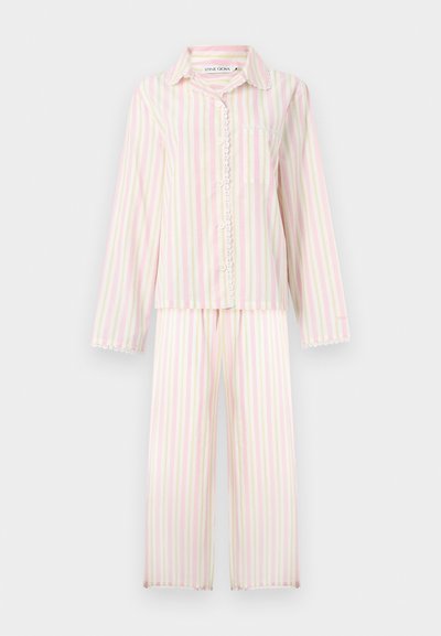 Ελαφριά βαμβακερή πιτζάμα με κάθετες παστέλ ρίγες σε ροζ, κίτρινο και λευκό. Το πάνω μέρος έχει γιακά στο λαιμό και διακόσμηση με δαντέλα.