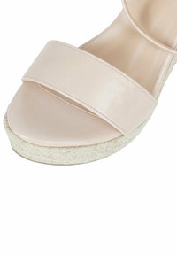 Sandal in ecopelle rosa con fascia ampia, plataforma in juta intrecciata e texture liscia. Punta arrotondata e design minimalista.